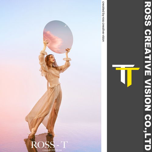 馬蘭戈尼 時(shí)裝創(chuàng)作 羅思文化以 it starts with a dream 為概念大氣而簡(jiǎn)約的手法 低調(diào)而精致 文藝而空靈的氣息羅思文化視覺(jué)工廠(chǎng)帶你開(kāi)啟新征途拍攝畫(huà)報(bào)主要采取鏡像的拍攝方法和構(gòu)圖畫(huà)面非常地簡(jiǎn)潔,倒影與實(shí)像不規(guī)則形狀區(qū)分而背景是廣袤 純凈的