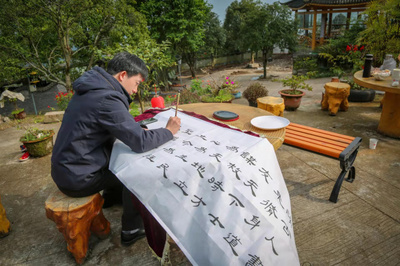 手繪鄉村畫卷 助力鄉村振興 三峽文藝創作者為基層老百姓送&ldquo;精神產品&rdquo;